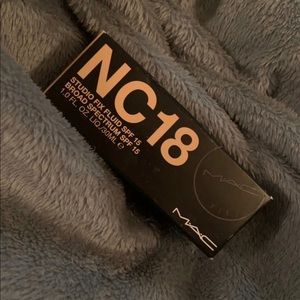 NIB Mac Studio Fix Foundation NC18